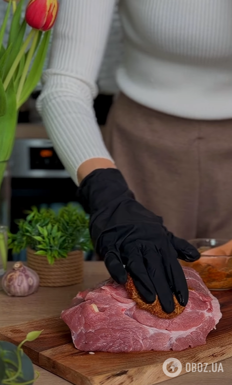 Запеченное мясо в сковороде: делимся интересным рецептом на праздники