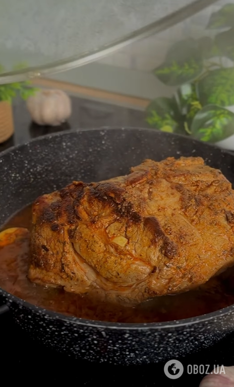 Запеченное мясо в сковороде: делимся интересным рецептом на праздники