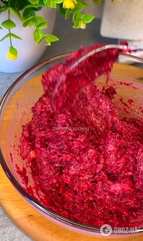 Замість звичайної "Шуби": як приготувати смачний буряковий рулет з оселедцем