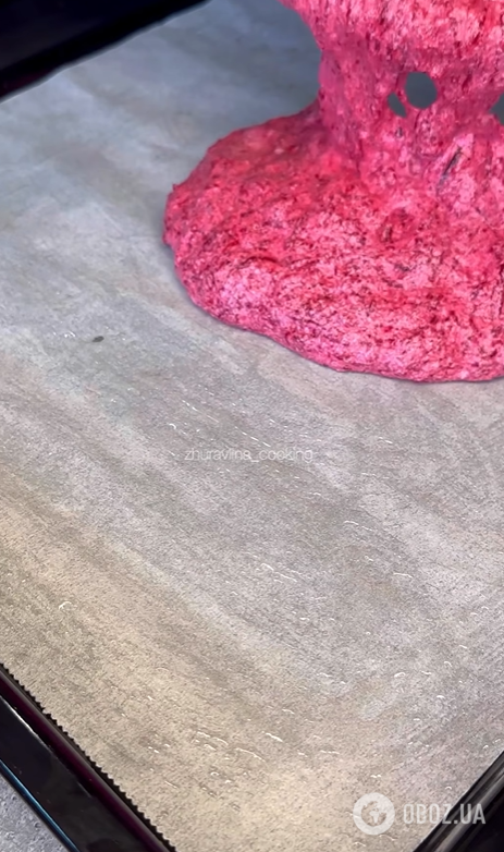 Замість звичайної "Шуби": як приготувати смачний буряковий рулет з оселедцем