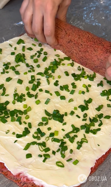 Замість звичайної "Шуби": як приготувати смачний буряковий рулет з оселедцем