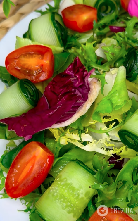 Легкий салат из зелени, с черри, красной рыбой и сыром: рецепт блюда для пасхального стола