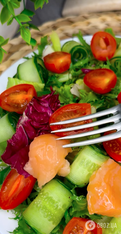 Легкий салат из зелени, с черри, красной рыбой и сыром: рецепт блюда для пасхального стола