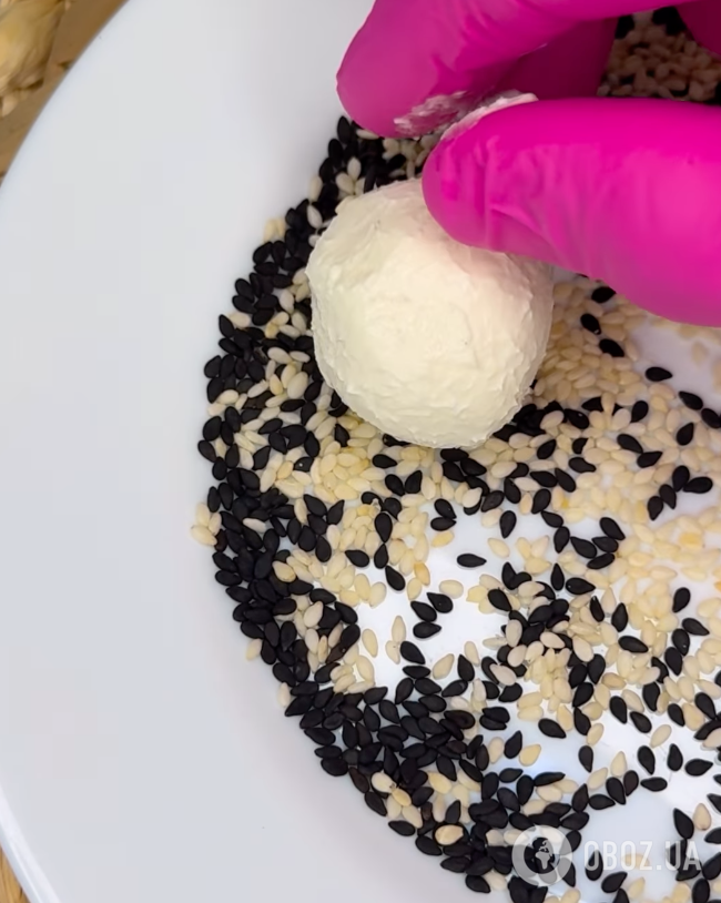 Легкий салат из зелени, с черри, красной рыбой и сыром: рецепт блюда для пасхального стола