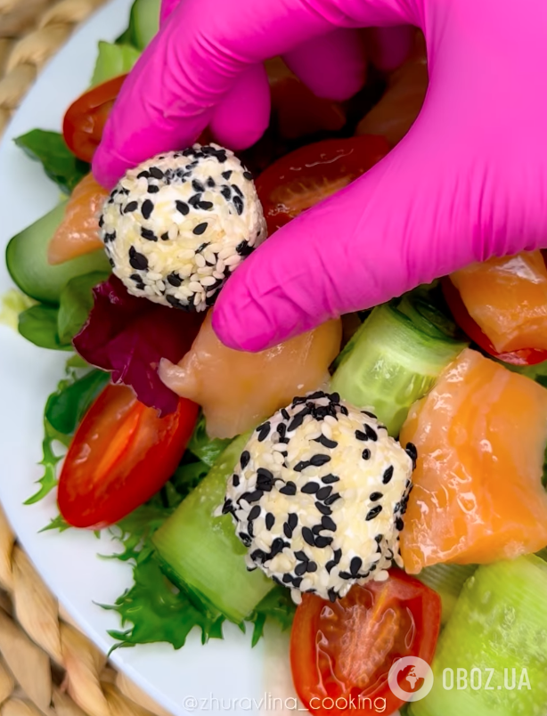 Легкий салат из зелени, с черри, красной рыбой и сыром: рецепт блюда для пасхального стола