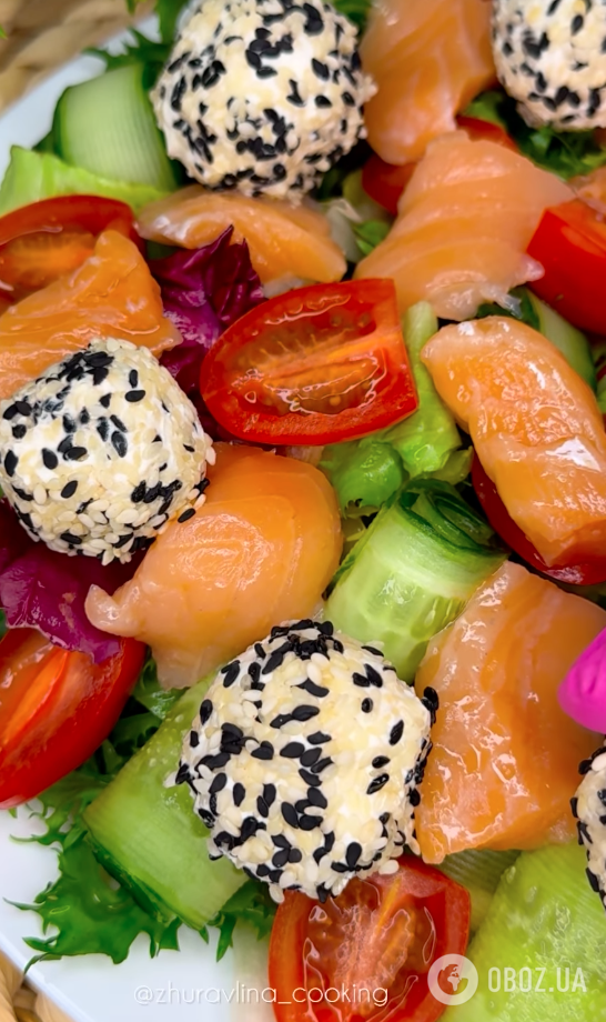 Легкий салат из зелени, с черри, красной рыбой и сыром: рецепт блюда для пасхального стола