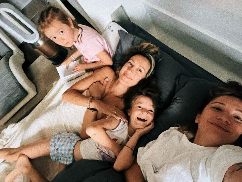 Муж Алены Мозговой рассказал, в каких странах живут и чем занимаются две ее старшие дочери, одна из которых – от Александра Пономарева