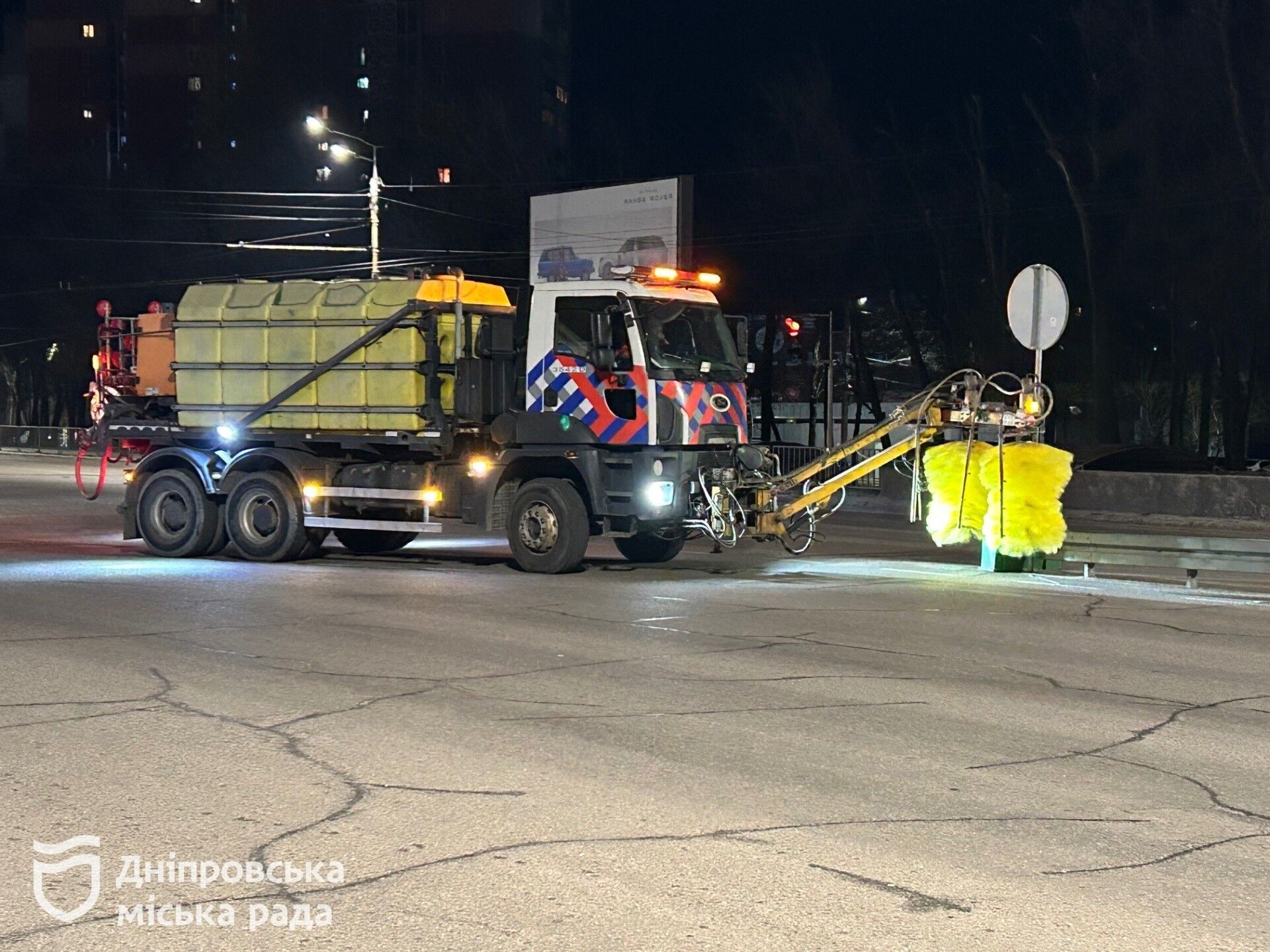 Пока город спит: как коммунальщики Днепра каждую ночь убирают дороги. Фото
