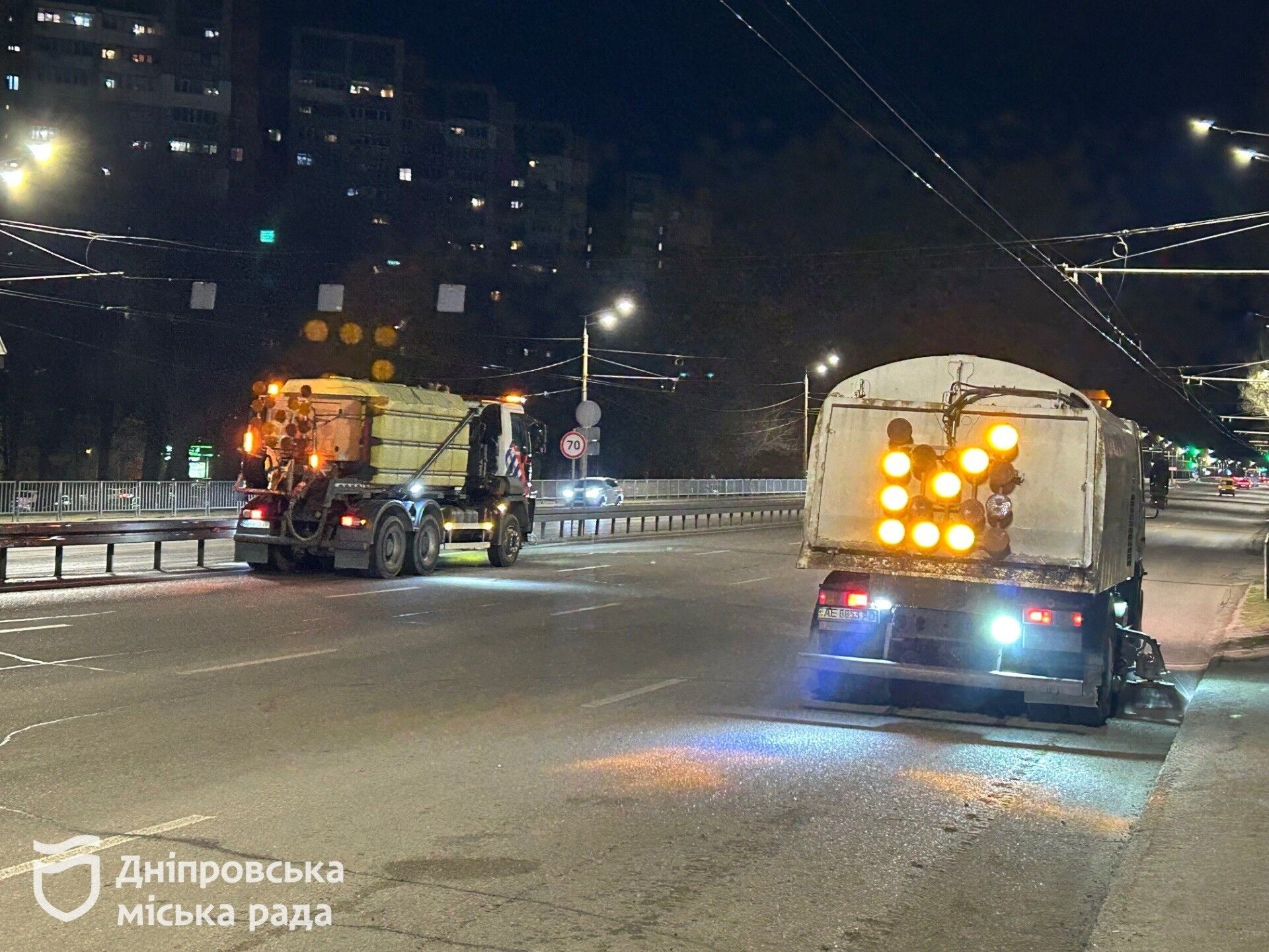 Пока город спит: как коммунальщики Днепра каждую ночь убирают дороги. Фото