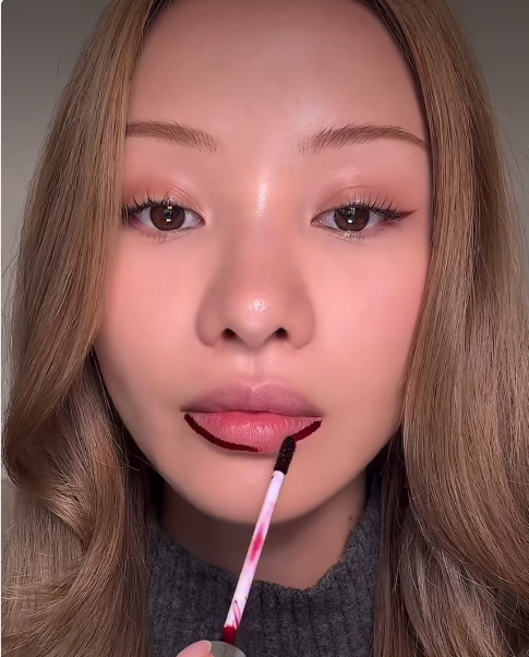 Додають обʼєму і молодості: як зробити модні ягідні губи