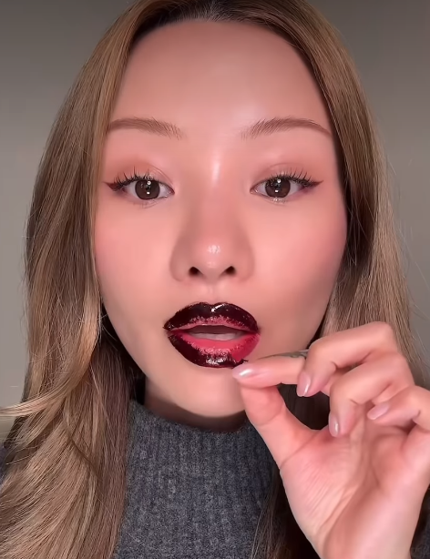 Додають обʼєму і молодості: як зробити модні ягідні губи