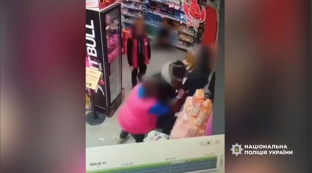 У Києві рецидивіст напав на продавчиню та пограбував магазин: злочин зафіксувала камера. Відео