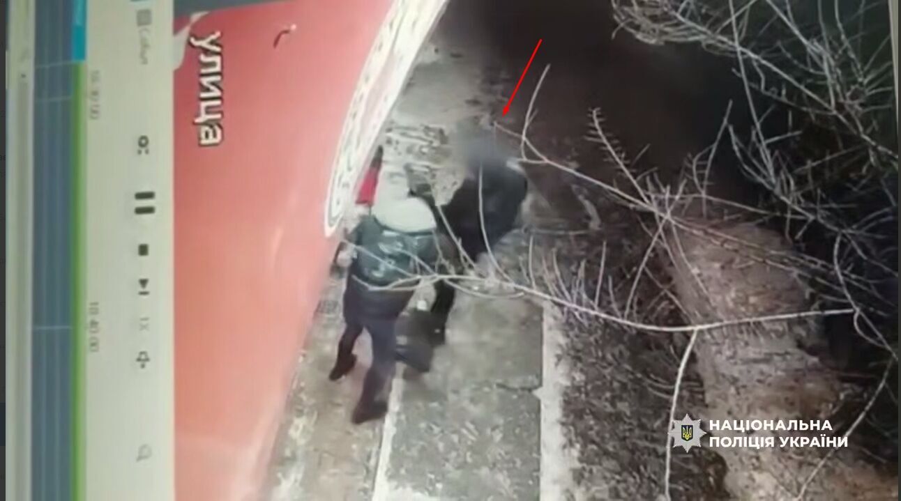 У Києві рецидивіст напав на продавчиню та пограбував магазин: злочин зафіксувала камера. Відео