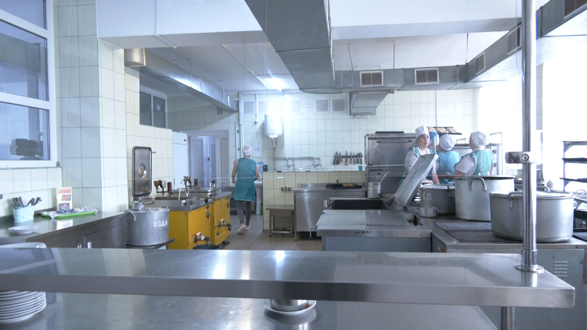 "Вы не видите, что детям даете?" В житомирском лицее разгорелся скандал из-за омлета с черными пятнами: что показала проверка