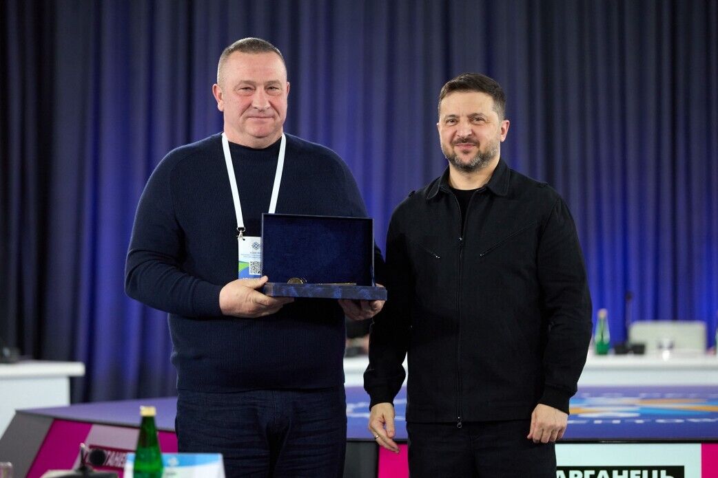 "Україна тримається завдяки кожному": Зеленський вручив відзнаки "Містам-героям". Відео