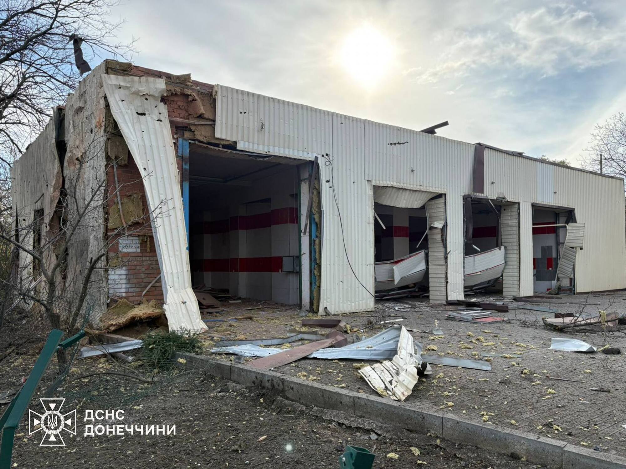 Окупанти вдарили по пожежній частині на Донеччині: понівечені фасад будівлі, віконні блоки, стеля й ворота. Фото
