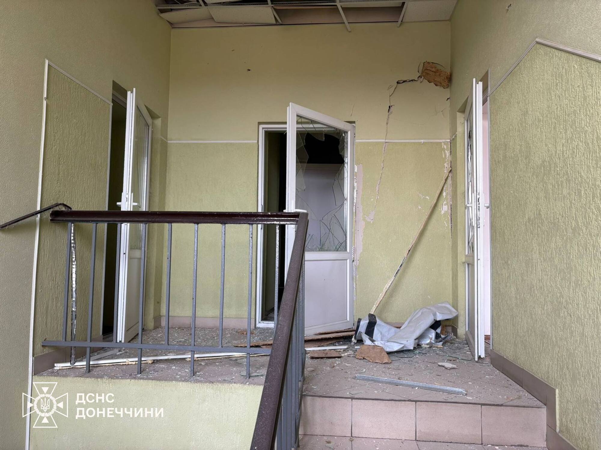 Окупанти вдарили по пожежній частині на Донеччині: понівечені фасад будівлі, віконні блоки, стеля й ворота. Фото