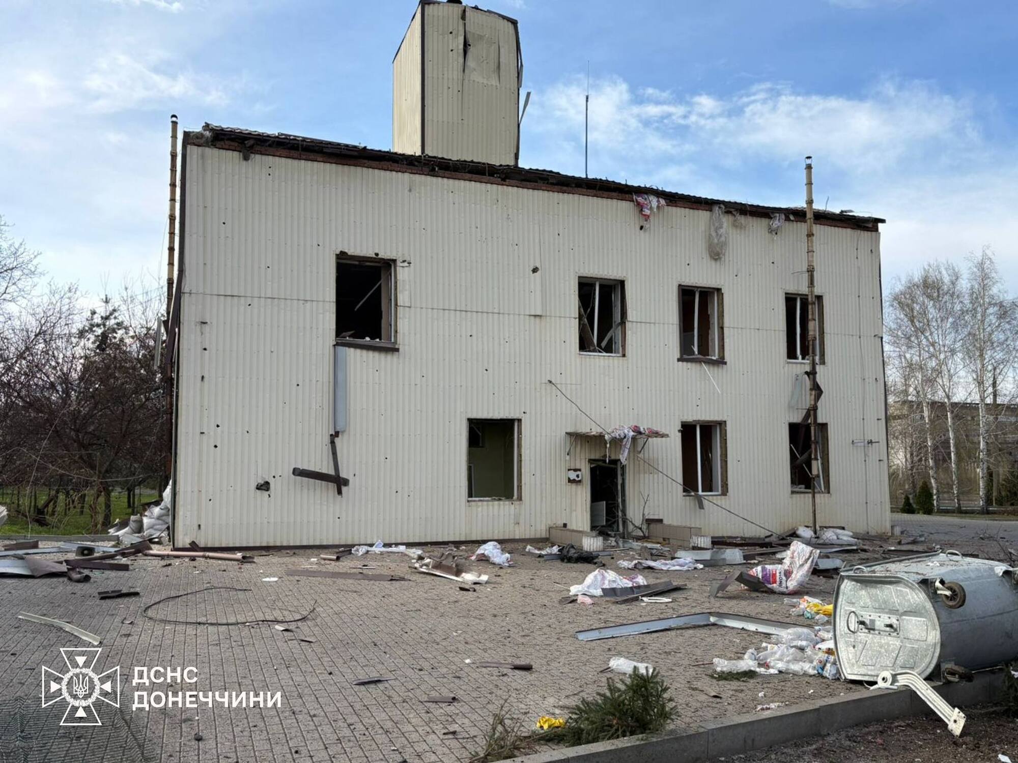 Окупанти вдарили по пожежній частині на Донеччині: понівечені фасад будівлі, віконні блоки, стеля й ворота. Фото