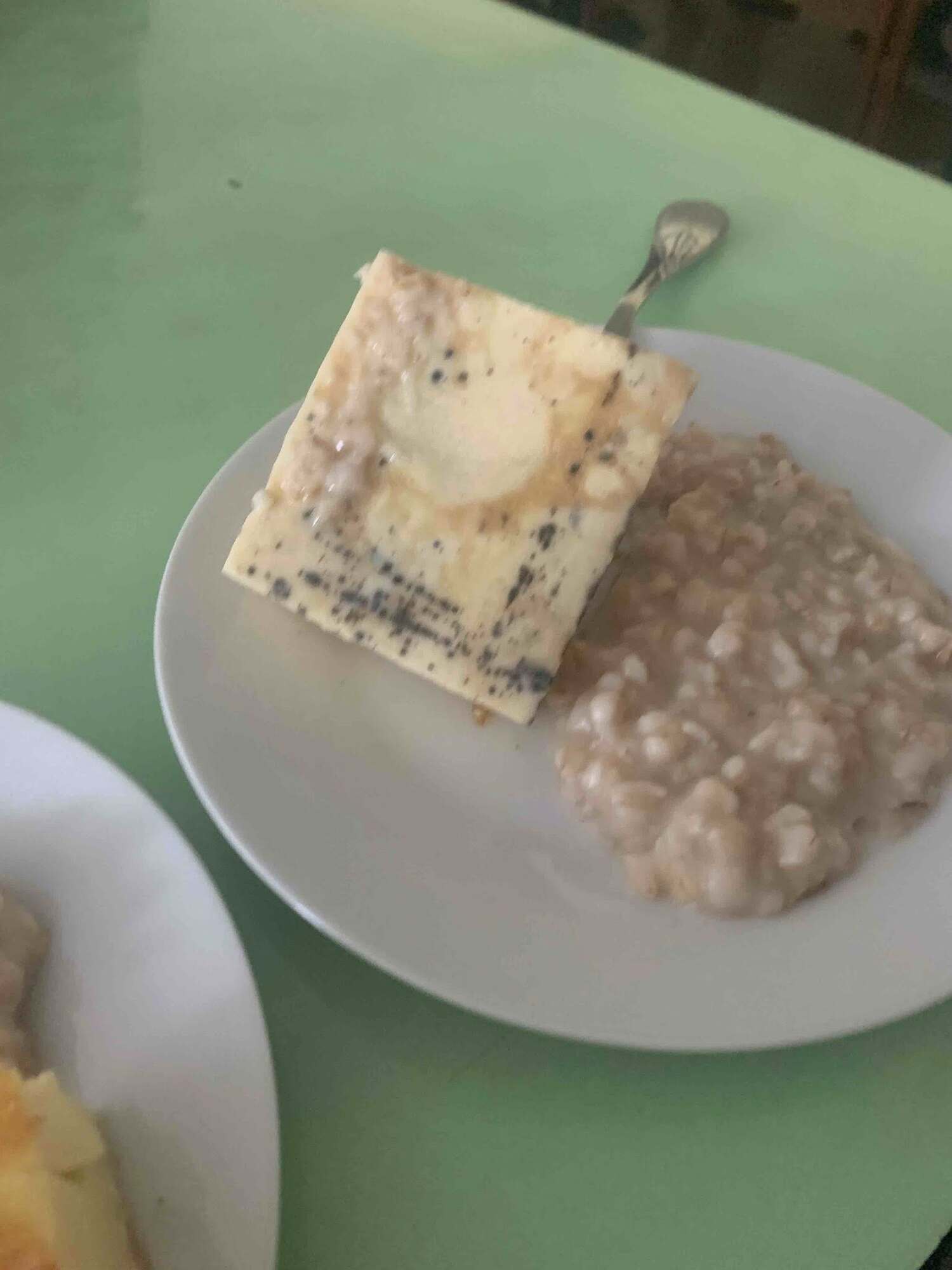 "Вы не видите, что детям даете?" В житомирском лицее разгорелся скандал из-за омлета с черными пятнами: что показала проверка