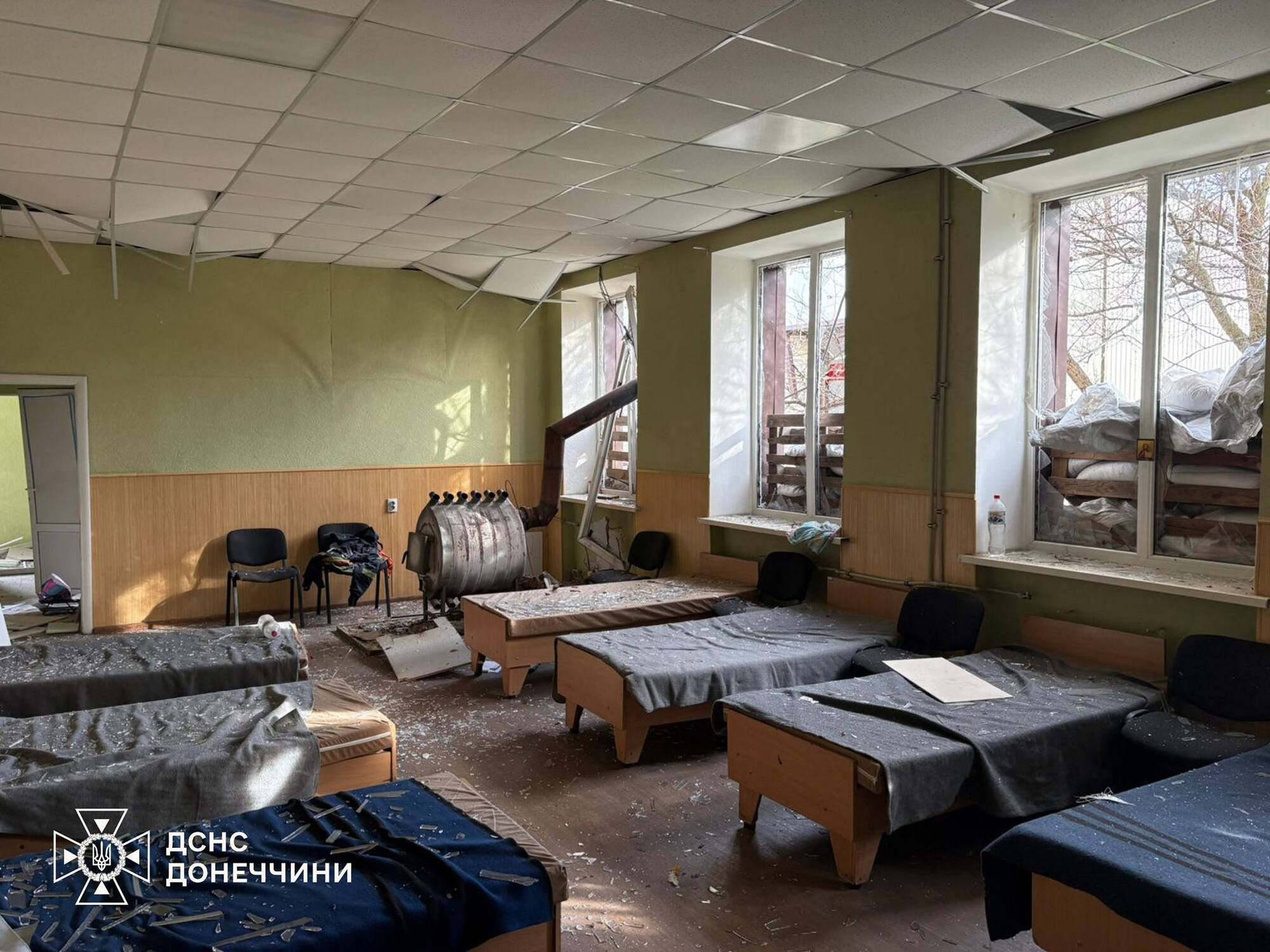 Окупанти вдарили по пожежній частині на Донеччині: понівечені фасад будівлі, віконні блоки, стеля й ворота. Фото