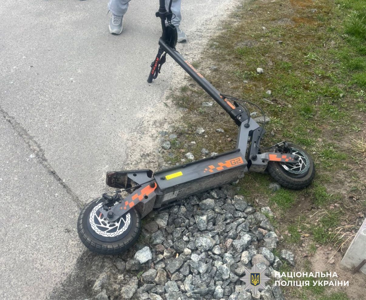 Під Києвом зіткнулися електросамокат і легковик: постраждали двоє 12-річних хлопців. Подробиці та фото