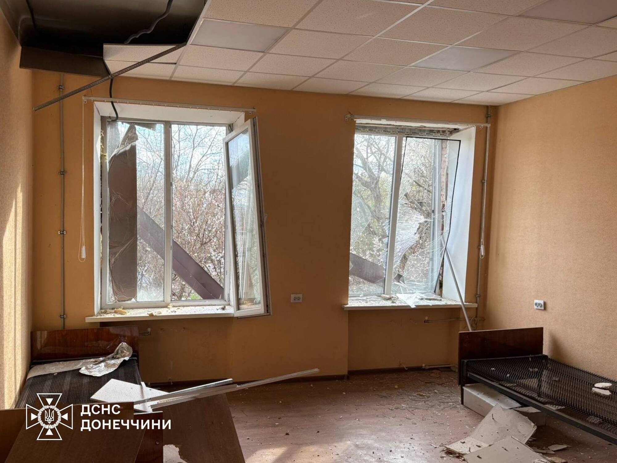 Окупанти вдарили по пожежній частині на Донеччині: понівечені фасад будівлі, віконні блоки, стеля й ворота. Фото