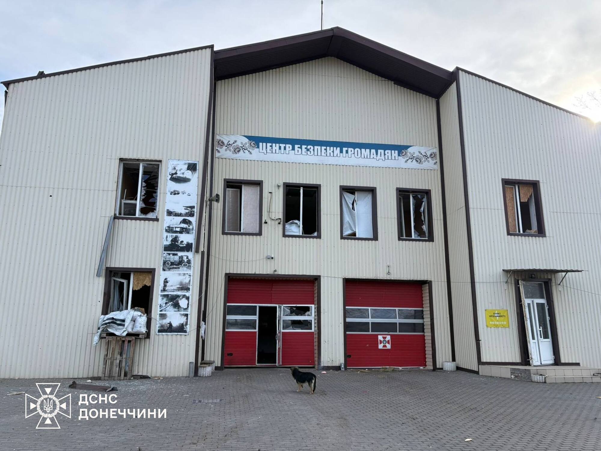 Окупанти вдарили по пожежній частині на Донеччині: понівечені фасад будівлі, віконні блоки, стеля й ворота. Фото