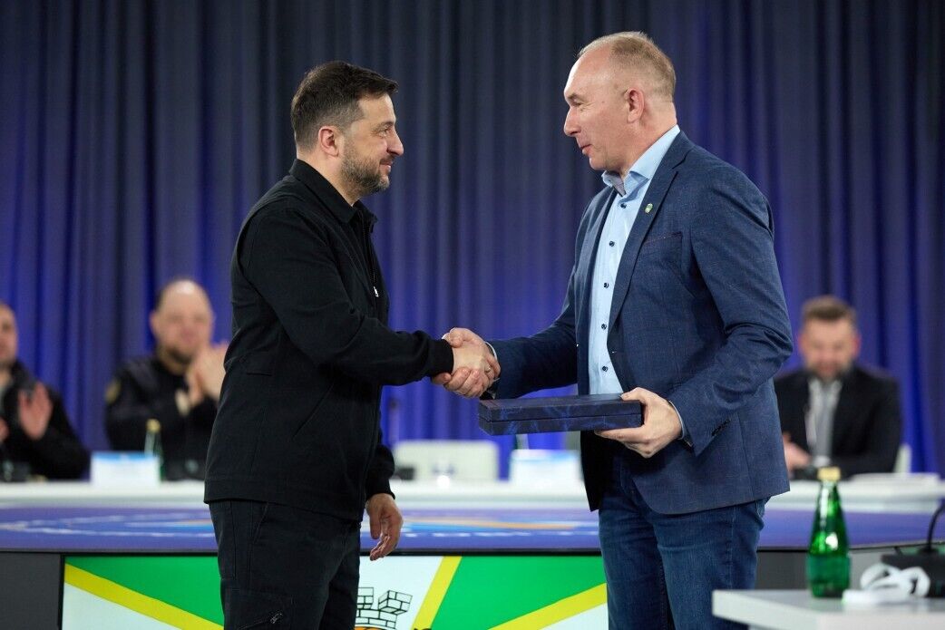 "Україна тримається завдяки кожному": Зеленський вручив відзнаки "Містам-героям". Відео