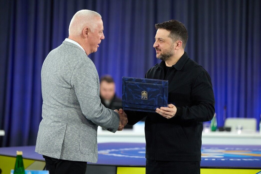 "Україна тримається завдяки кожному": Зеленський вручив відзнаки "Містам-героям". Відео