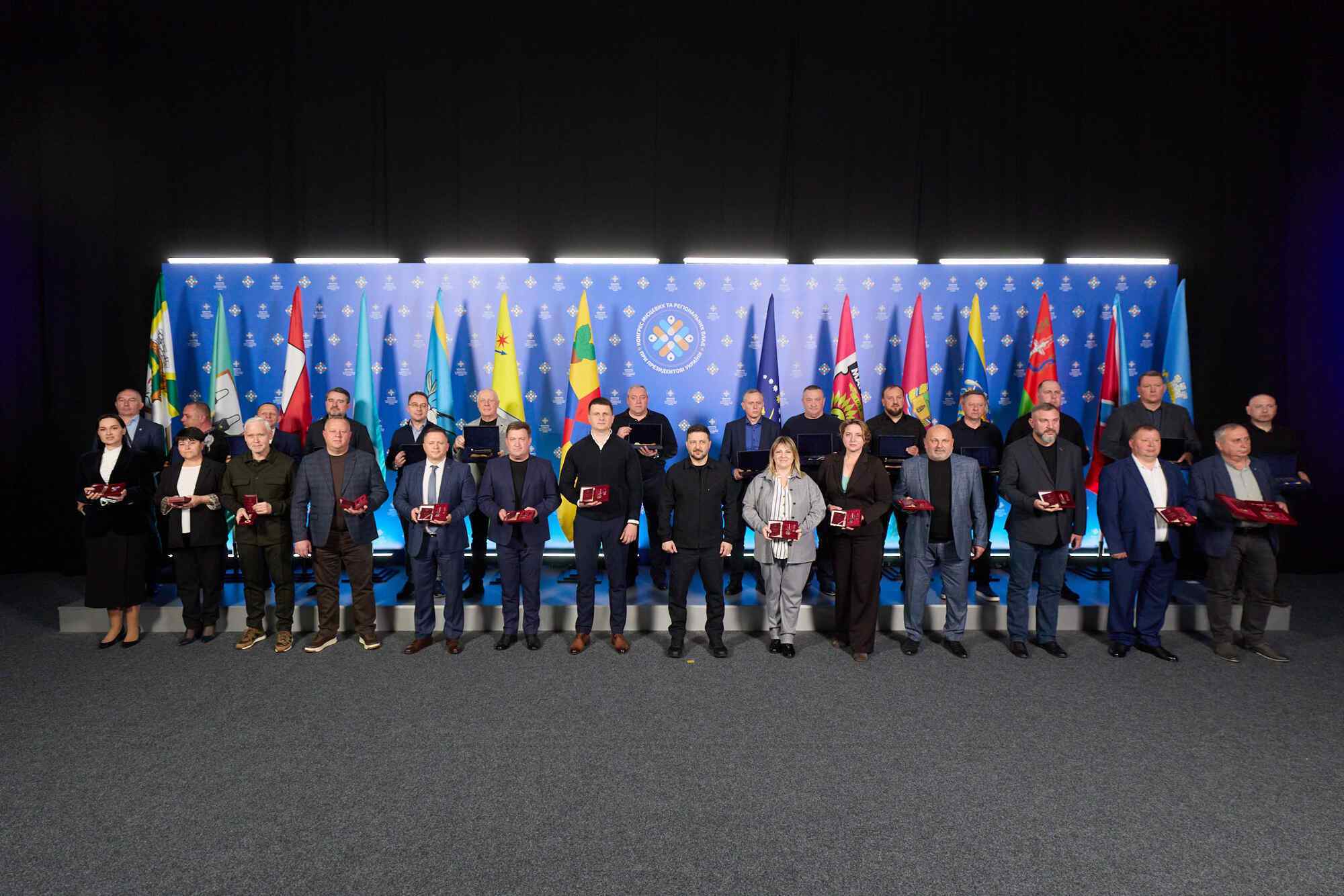 "Україна тримається завдяки кожному": Зеленський вручив відзнаки "Містам-героям". Відео