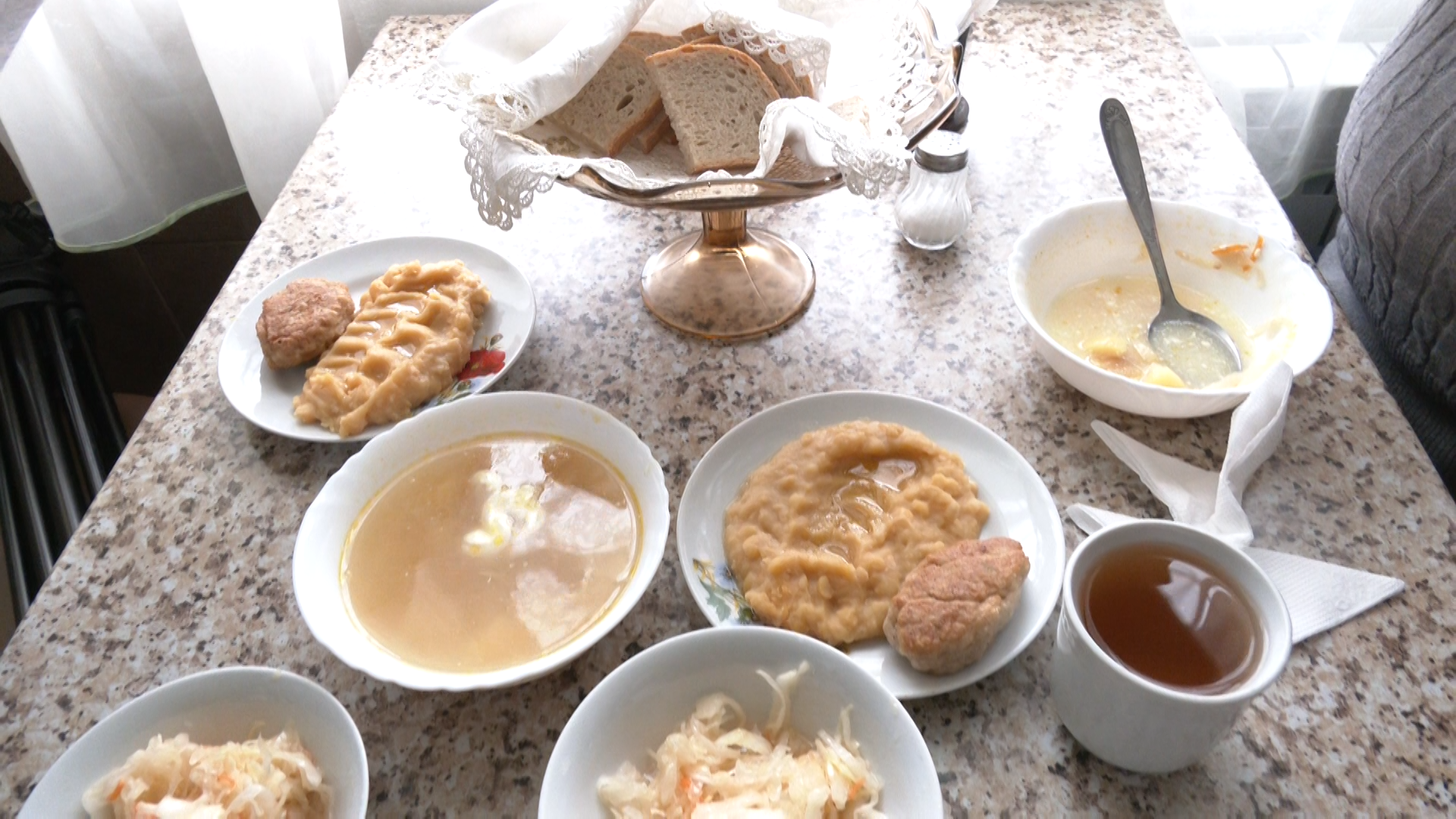 "Вы не видите, что детям даете?" В житомирском лицее разгорелся скандал из-за омлета с черными пятнами: что показала проверка