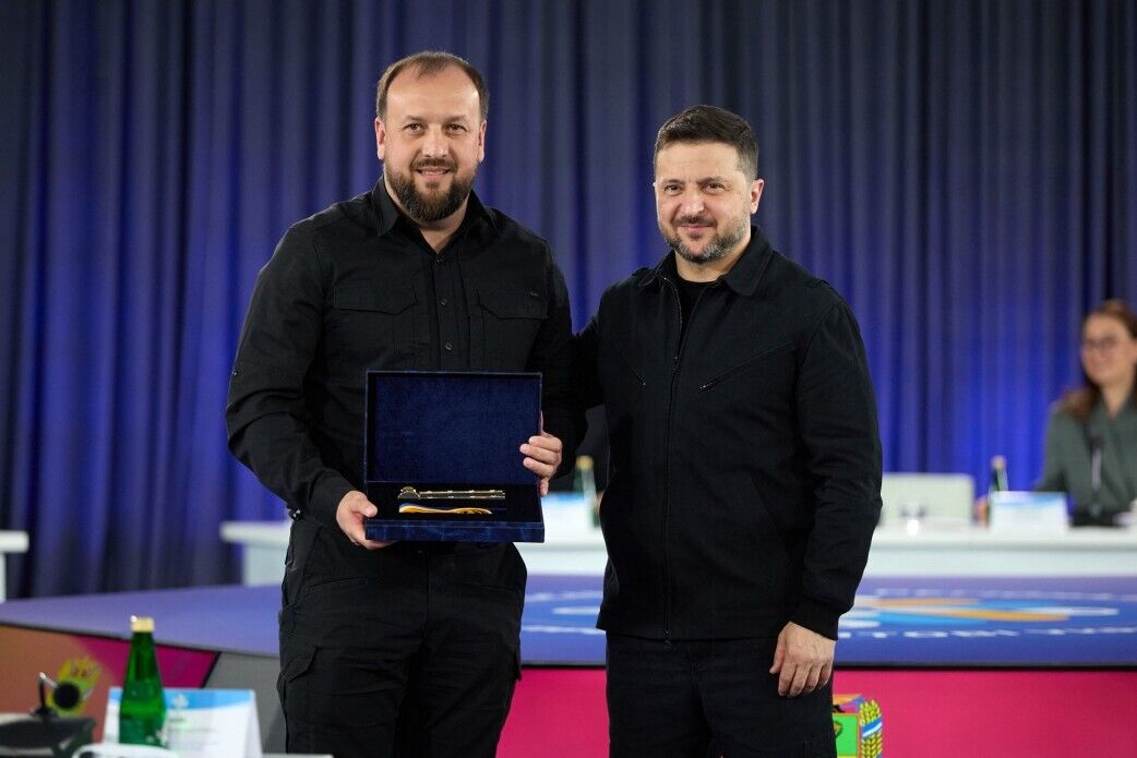 "Україна тримається завдяки кожному": Зеленський вручив відзнаки "Містам-героям". Відео