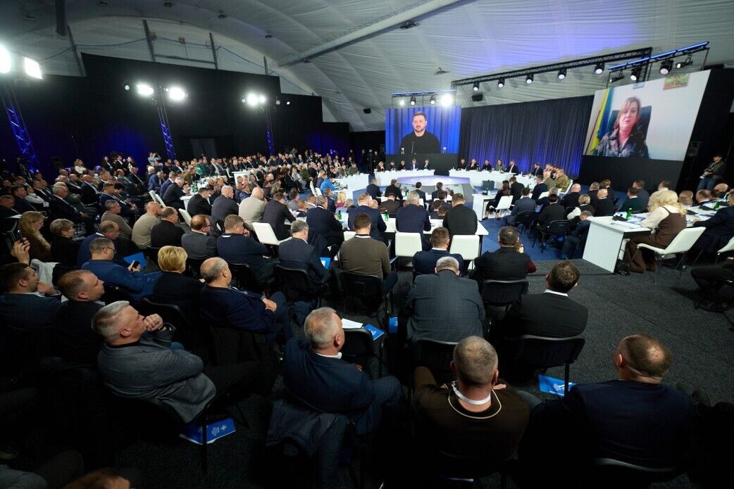 "Україна тримається завдяки кожному": Зеленський вручив відзнаки "Містам-героям". Відео