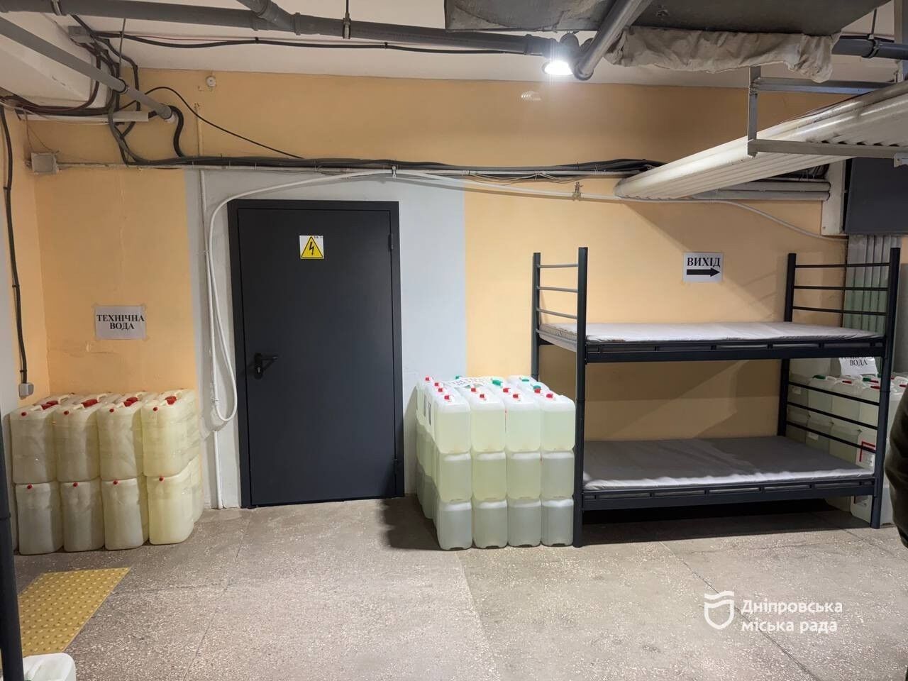 От операционных до детских комнат: как обустроены укрытия в больницах Днепра