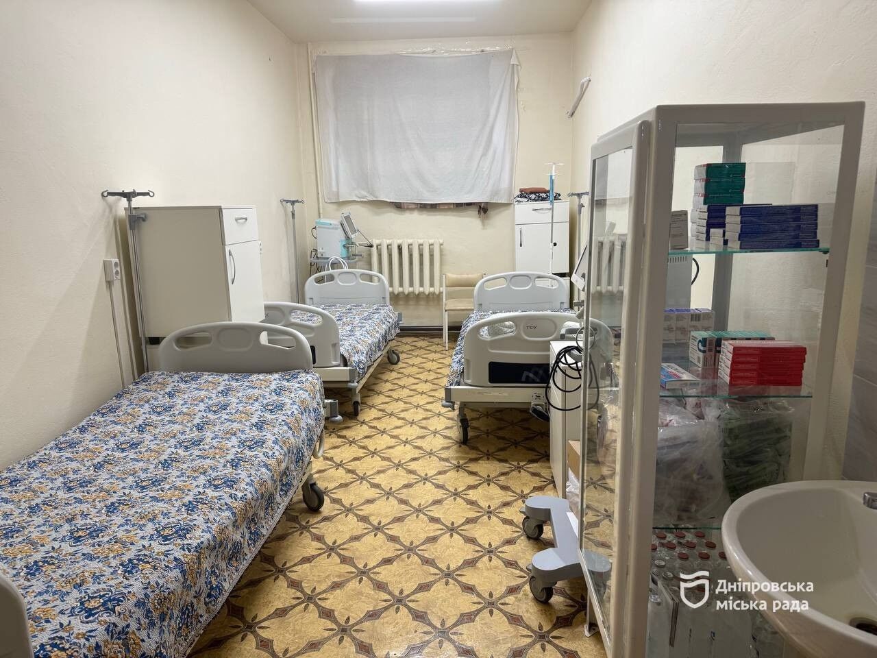 От операционных до детских комнат: как обустроены укрытия в больницах Днепра