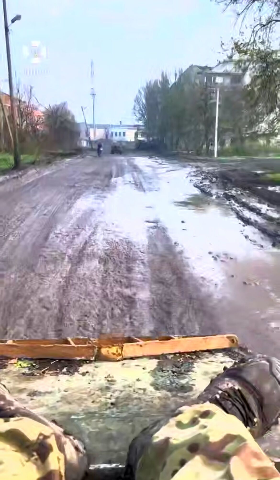 Пустые улицы, разбитый бетон: Часов Яр превратился в город-призрак. Видео