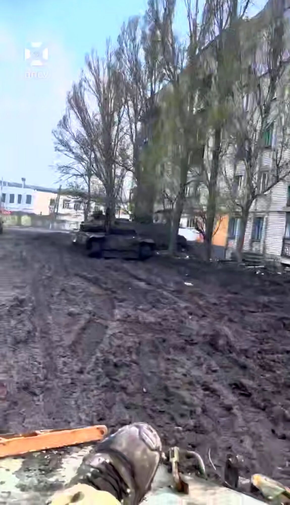 Пустые улицы, разбитый бетон: Часов Яр превратился в город-призрак. Видео