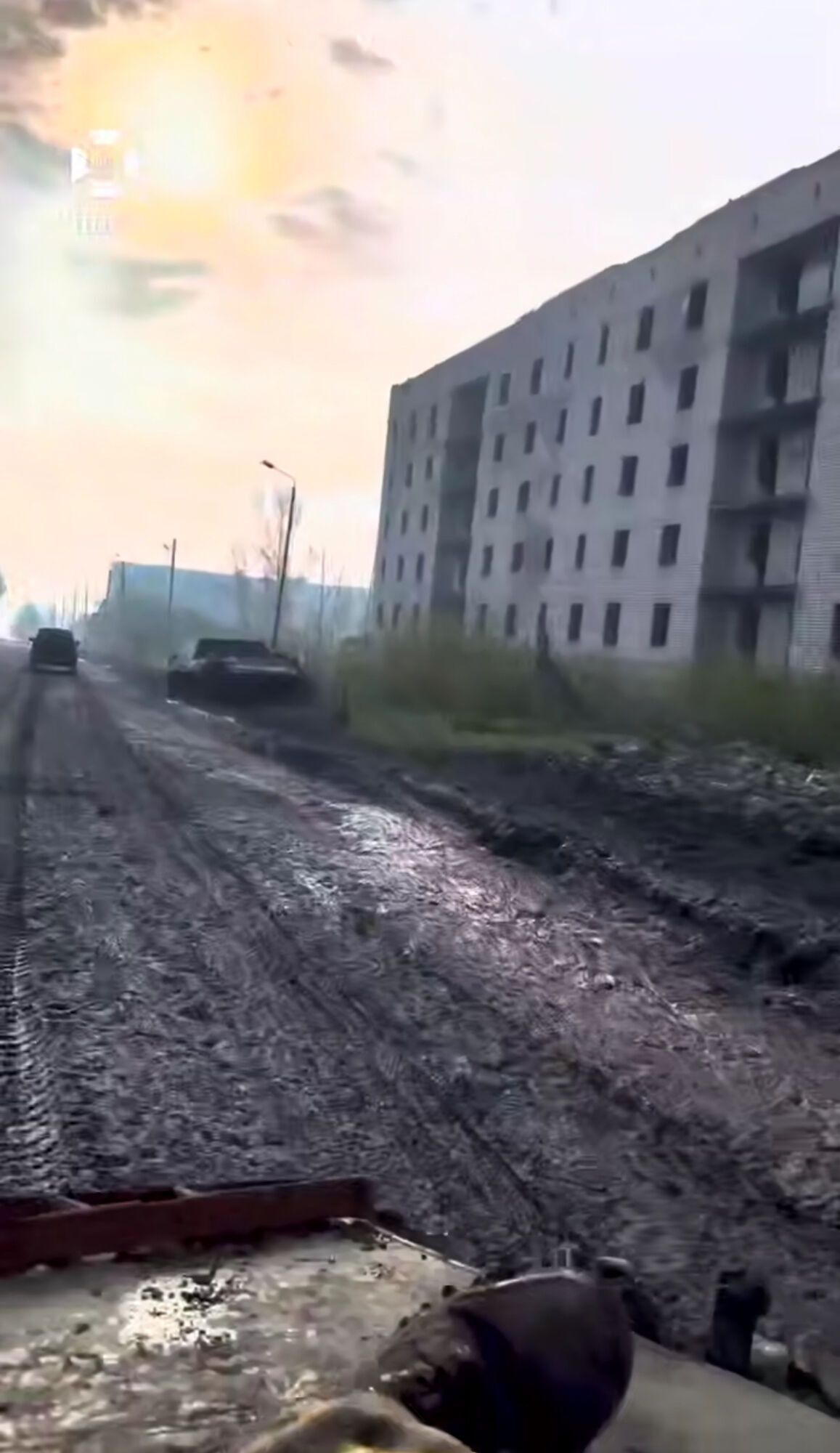 Пустые улицы, разбитый бетон: Часов Яр превратился в город-призрак. Видео