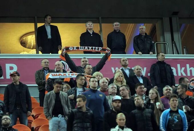 Уперше за 12 років. Камера показала Ріната Ахметова на стадіоні в матчі "Шахтаря". Відео