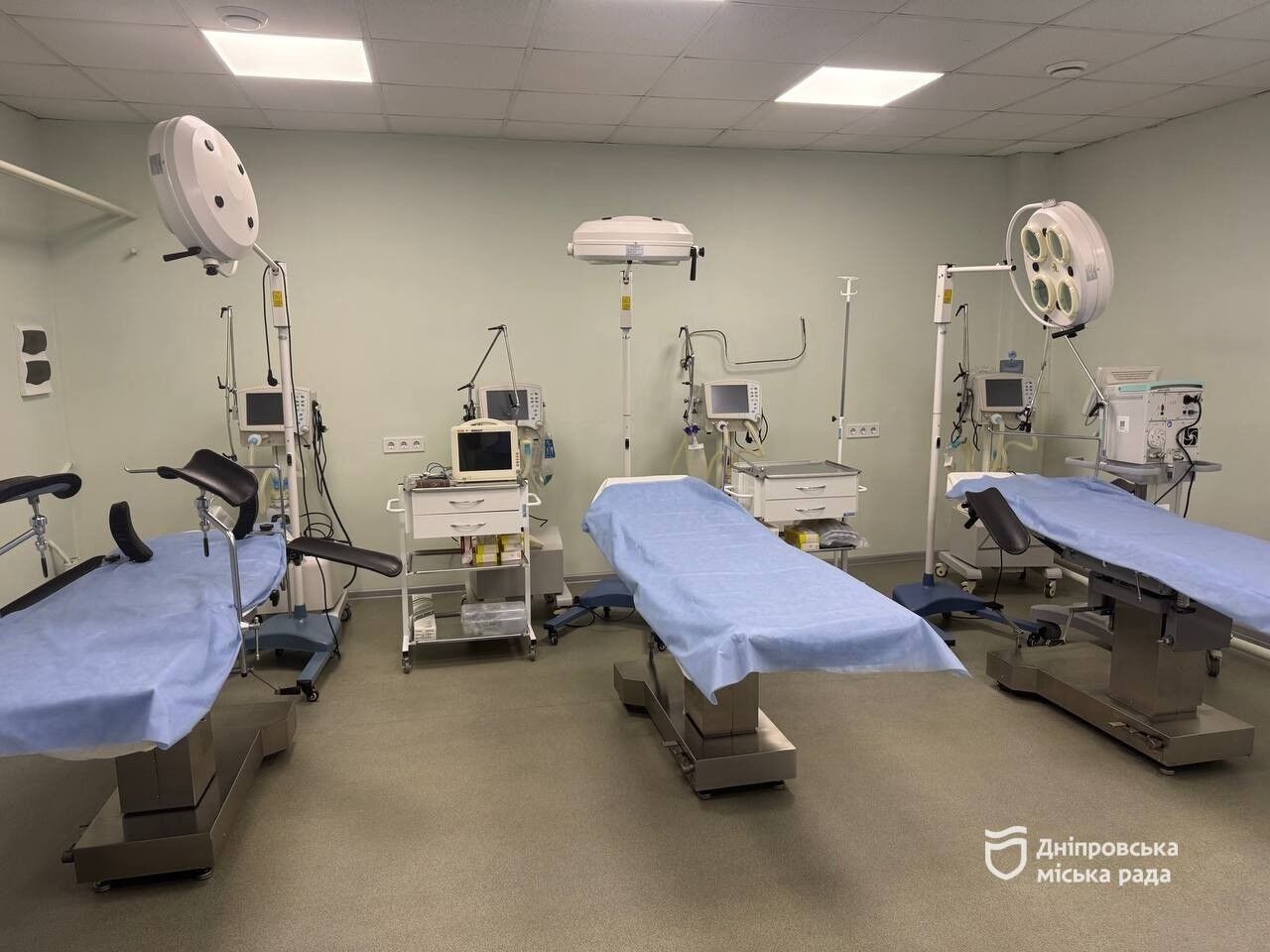От операционных до детских комнат: как обустроены укрытия в больницах Днепра