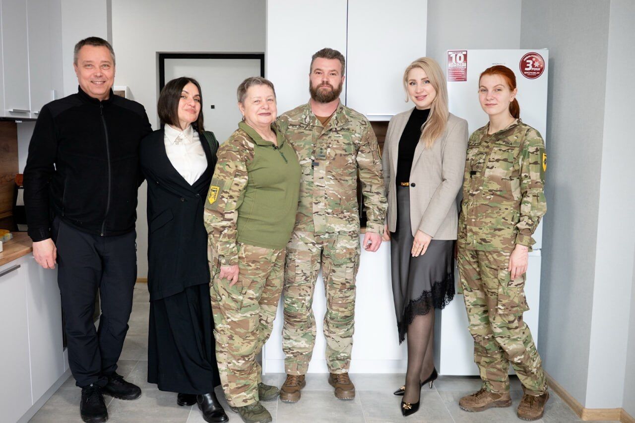 Защитница Мариуполя Татьяна "Крестная" Теплюк получила квартиру от Рината Ахметова к своему 74-летию