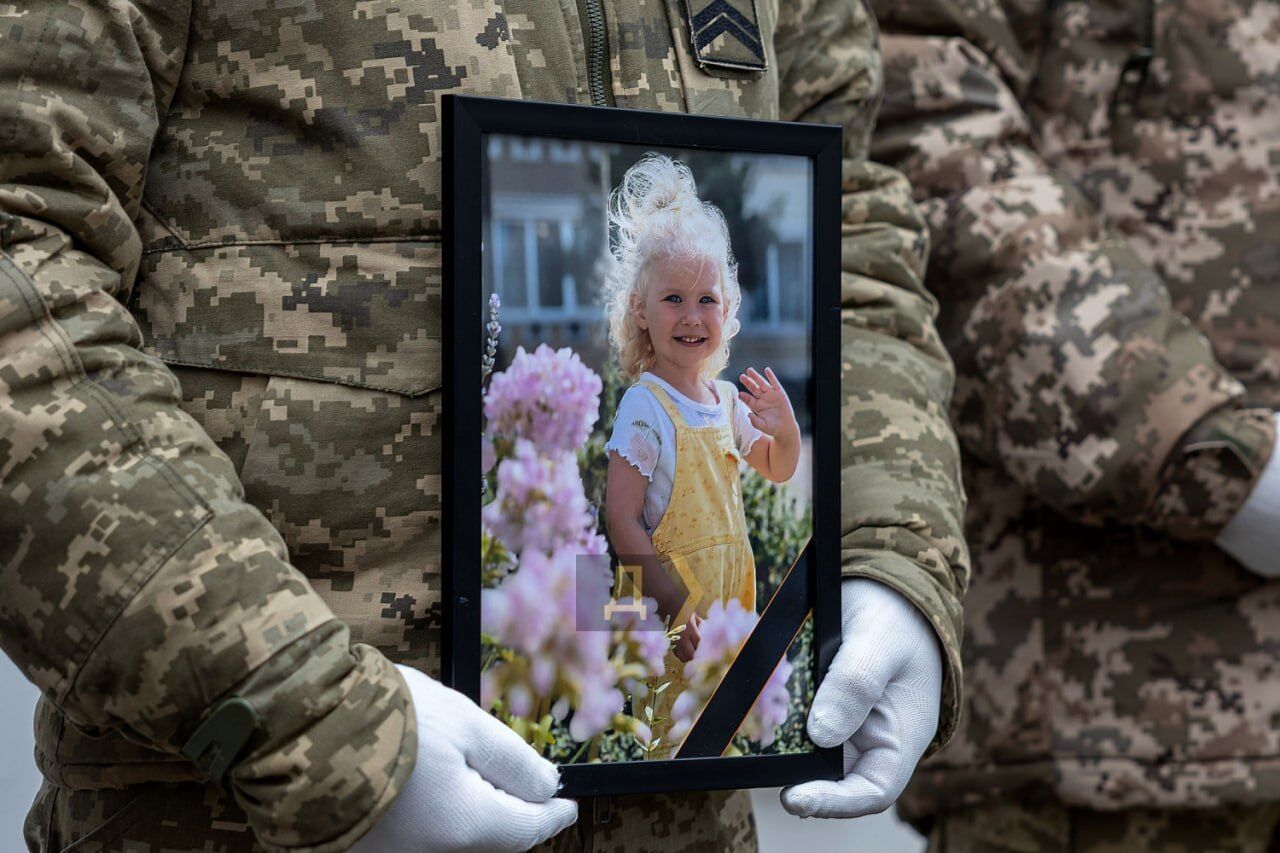 В Одессе попрощались с 30-летней Дарьей, ее маленькой дочкой и еще одной женщиной, которые погибли в результате атаки РФ. Фото