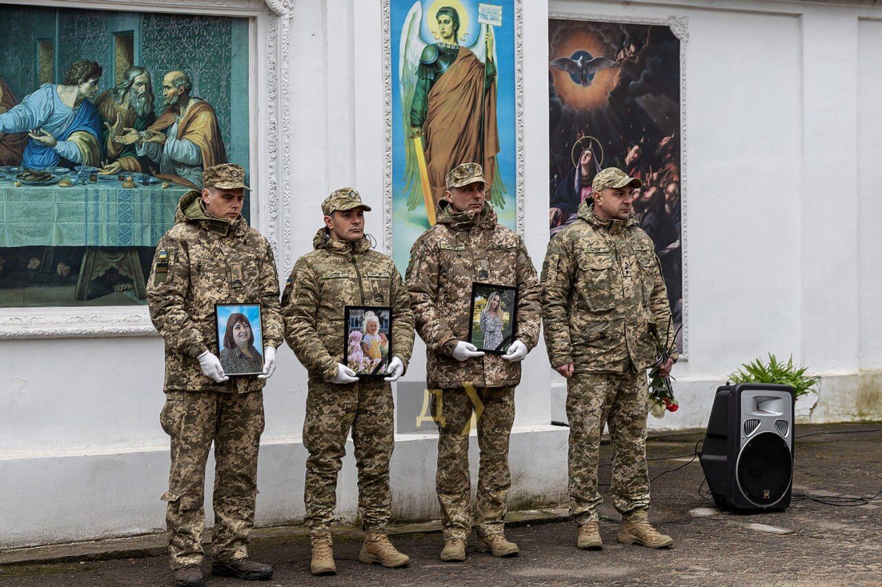 В Одессе попрощались с 30-летней Дарьей, ее маленькой дочкой и еще одной женщиной, которые погибли в результате атаки РФ. Фото