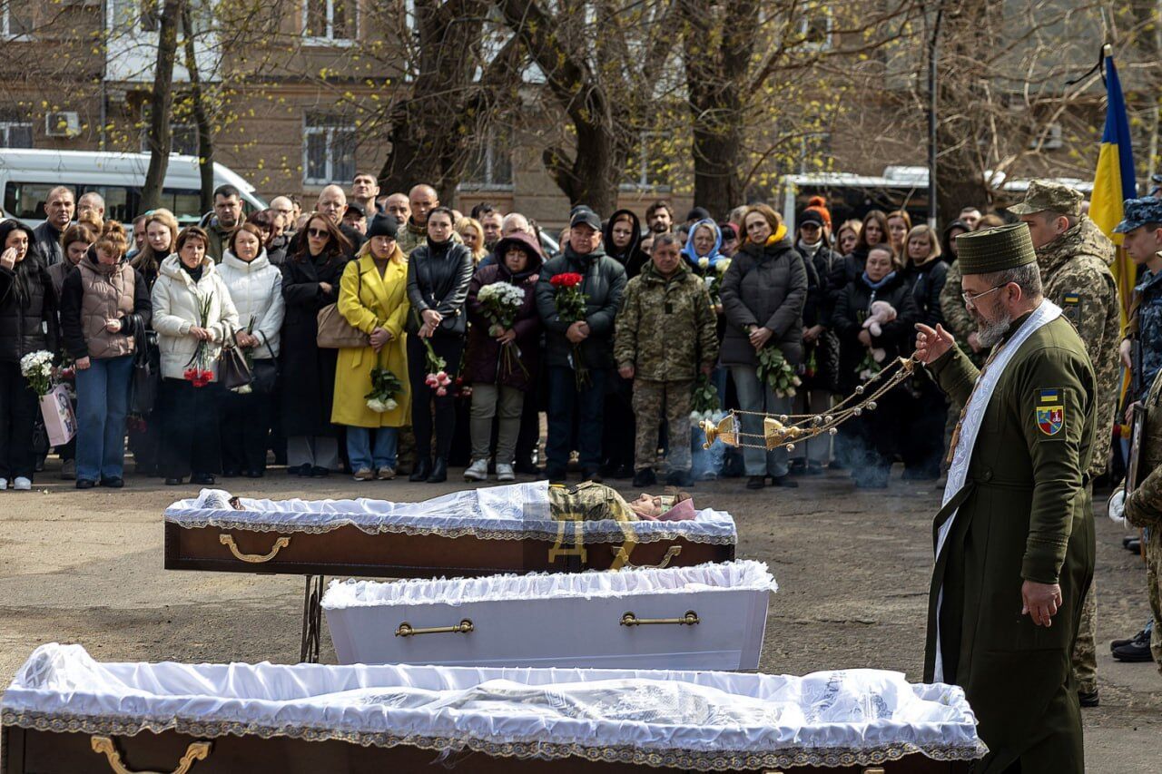 В Одессе попрощались с 30-летней Дарьей, ее маленькой дочкой и еще одной женщиной, которые погибли в результате атаки РФ. Фото