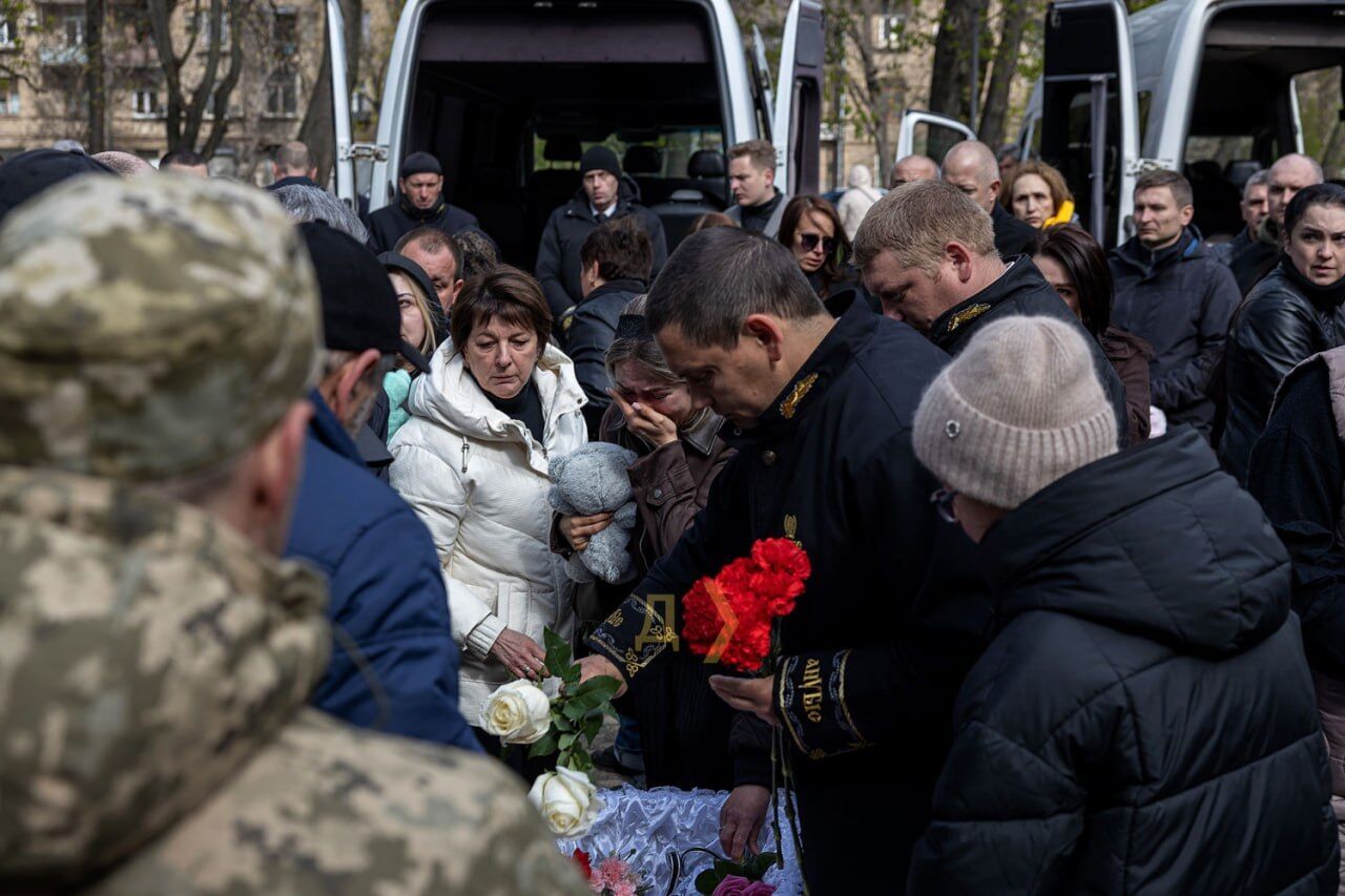 В Одессе попрощались с 30-летней Дарьей, ее маленькой дочкой и еще одной женщиной, которые погибли в результате атаки РФ. Фото