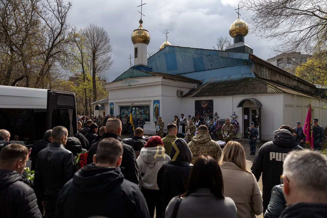 В Одессе попрощались с 30-летней Дарьей, ее маленькой дочкой и еще одной женщиной, которые погибли в результате атаки РФ. Фото