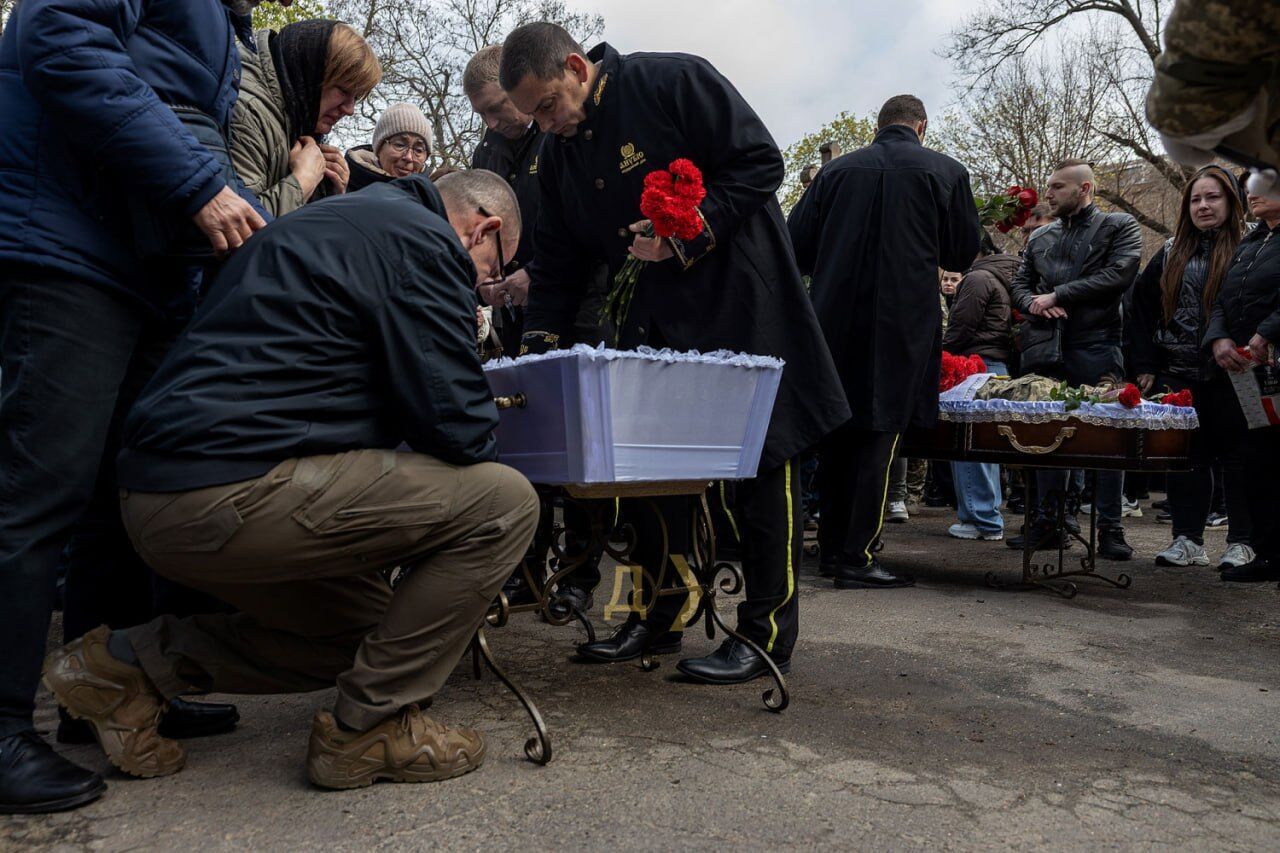 В Одессе попрощались с 30-летней Дарьей, ее маленькой дочкой и еще одной женщиной, которые погибли в результате атаки РФ. Фото