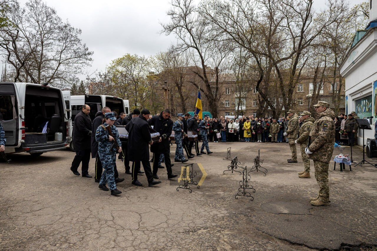 В Одессе попрощались с 30-летней Дарьей, ее маленькой дочкой и еще одной женщиной, которые погибли в результате атаки РФ. Фото