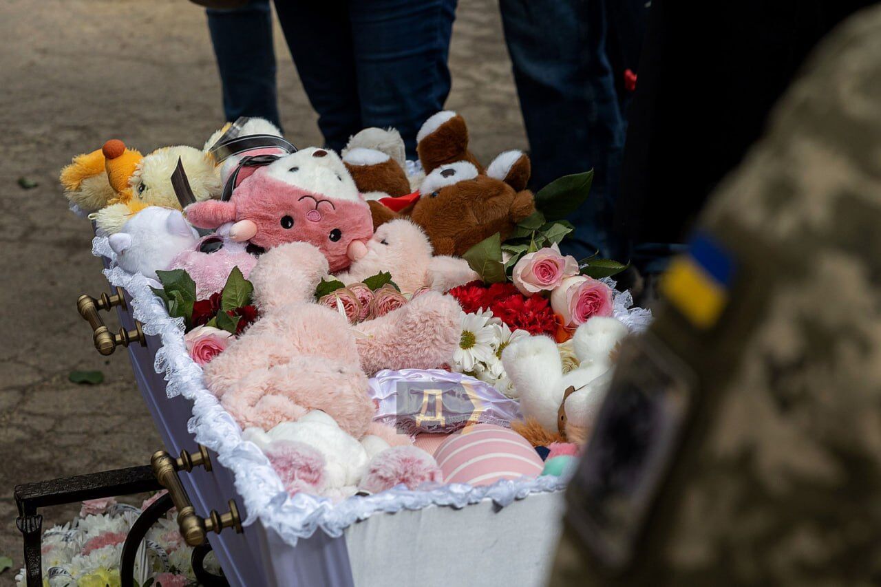 В Одессе попрощались с 30-летней Дарьей, ее маленькой дочкой и еще одной женщиной, которые погибли в результате атаки РФ. Фото