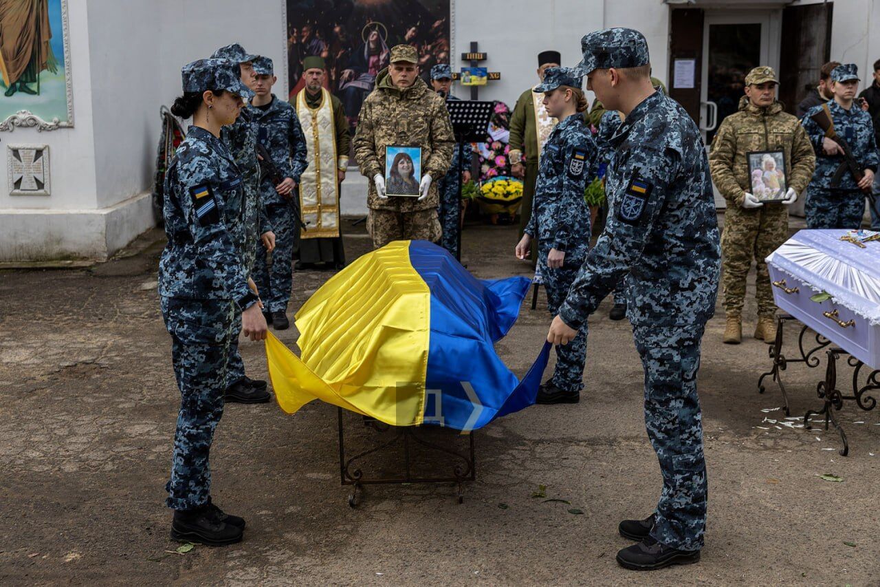 В Одессе попрощались с 30-летней Дарьей, ее маленькой дочкой и еще одной женщиной, которые погибли в результате атаки РФ. Фото